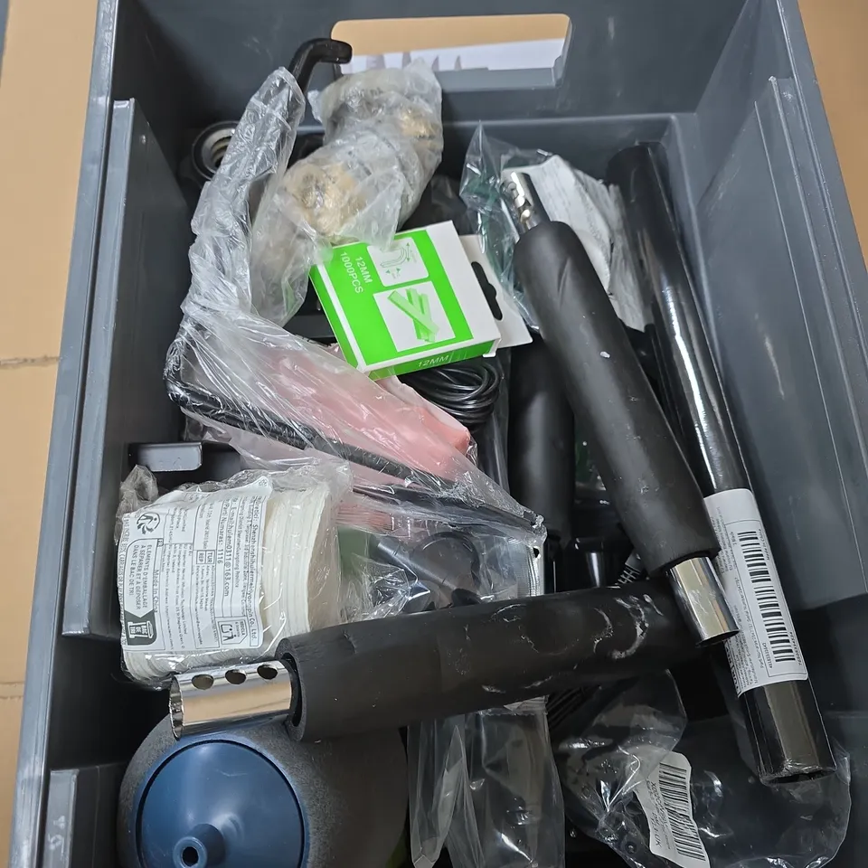 APPROXIMATELY 15 ASSORTED HOUSEHOLD PRODUCTS TO INCLUDE OIL DISPENSER, 3D GLASSES, RHINESTONES ETC 