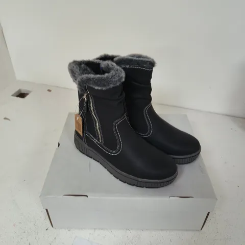 JO & JOE JADE BLACK PU BOOTS WITH FUR TRIM – UK 4