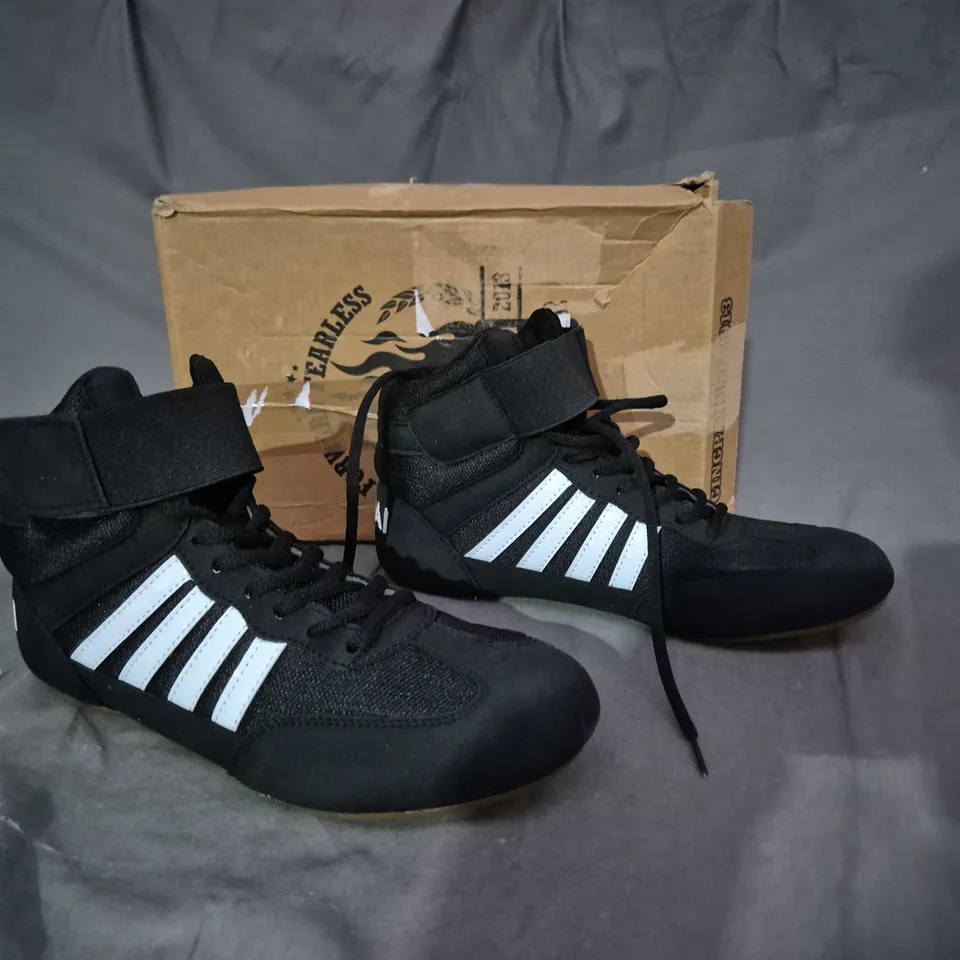 BOXED PAIR OF GINGPAI BOXING SHOES BLACK UK 7.5