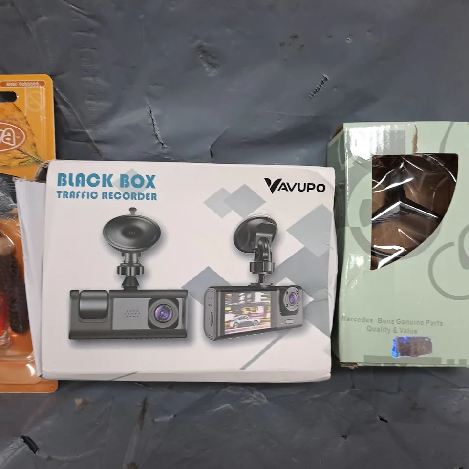 APPROXIMATELY 10 ASSORTED CAR PARTS AND ACCESSORY ITEMS TO INCLUDE TRAFFIC RECORDER, ETC