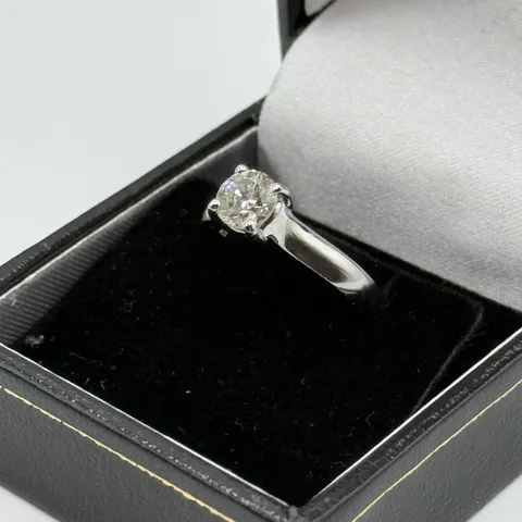 18CT WHITE GOLD SOLITAIRE RING SET WITH A NATURAL DIAMOND