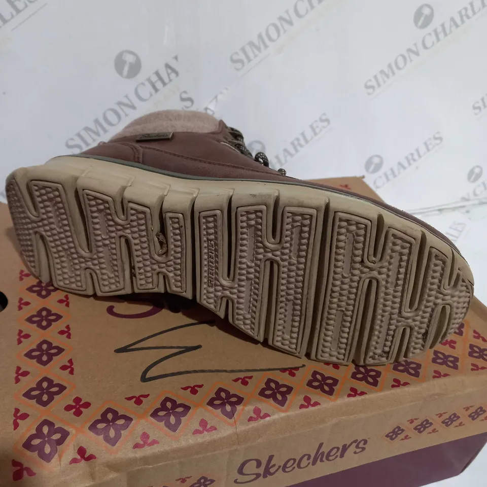 PAIR OF SKECHERS SYNERGY WARM BOOTS IN BROWN SIZE 5