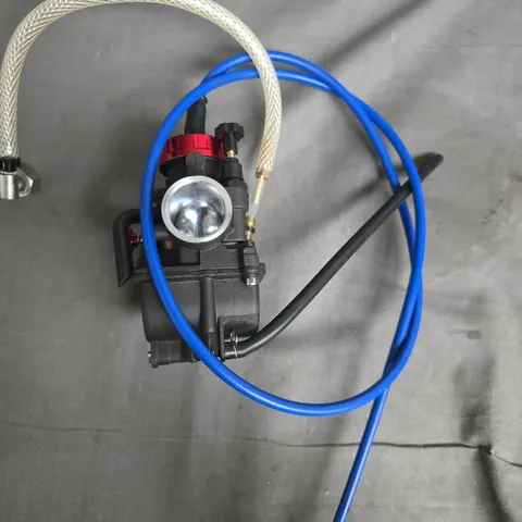Carburettor-style fuel delivery component with braided hose