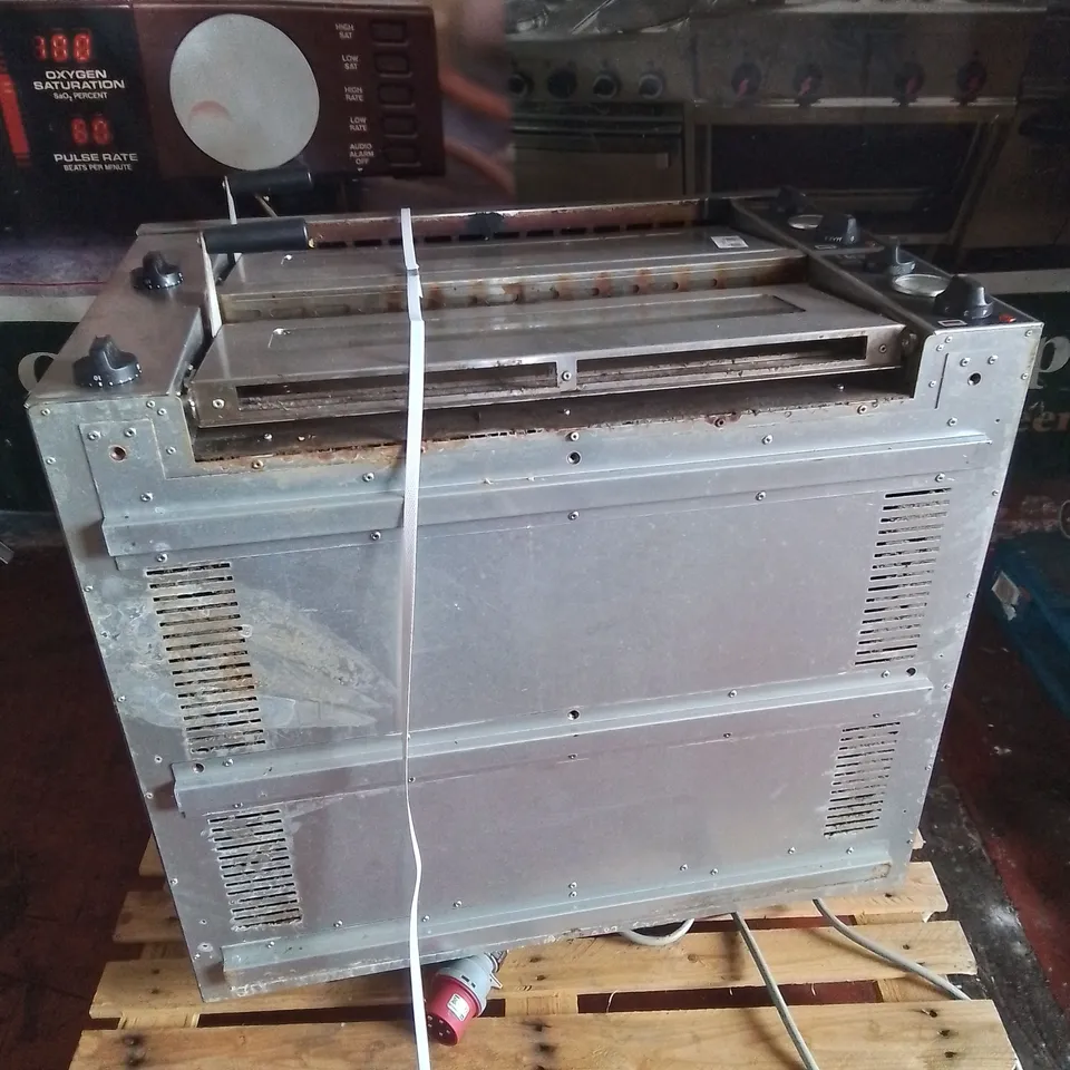 LINCAT COMMERCIAL DOUBLE DECK PIZZA OVEN 