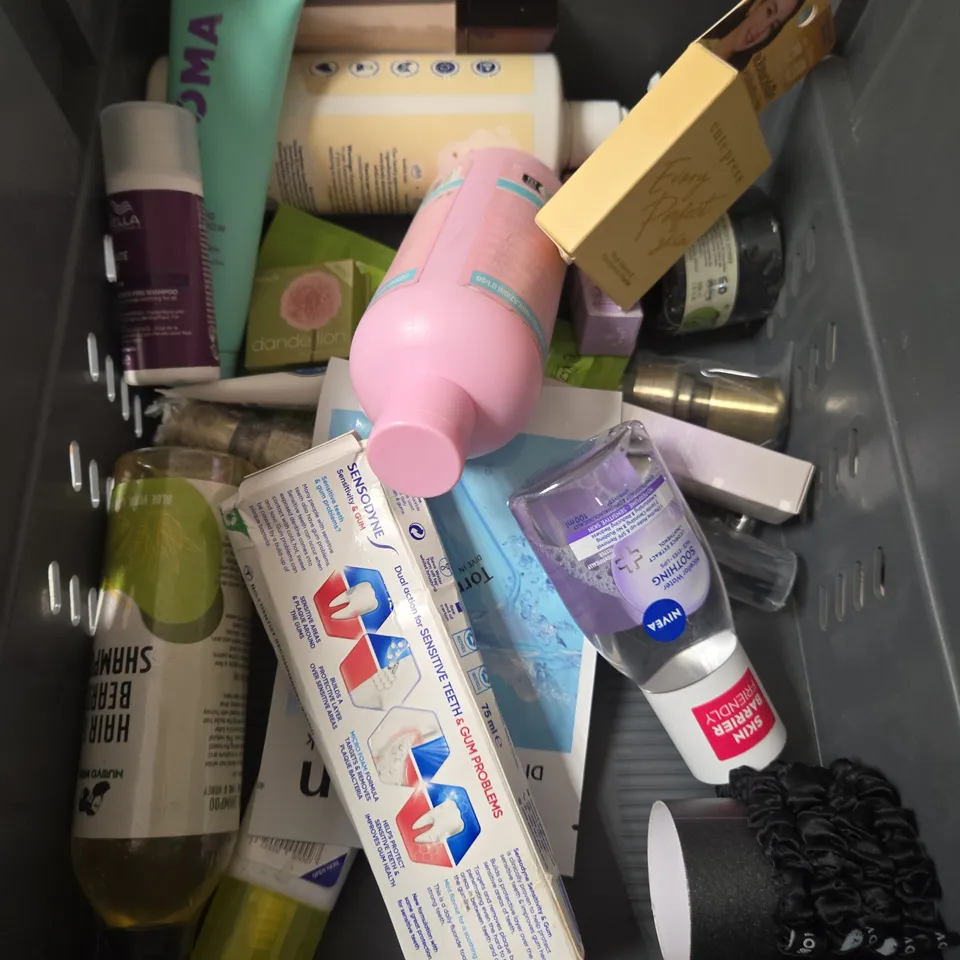 APPROXIMATELY 20 ASSORTED HEALTH & BEAUTY PRODUCTS TO INCLUDE LIP SLEEPING MASK, MITCHUM, MOISTURISING LOTION ETC
