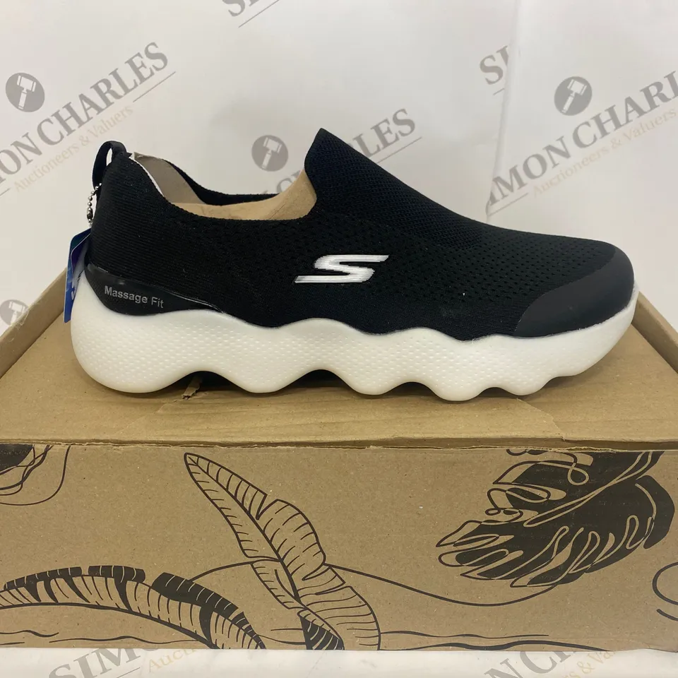 BOXED PAIR OF SKECHERS SIZE 6.5