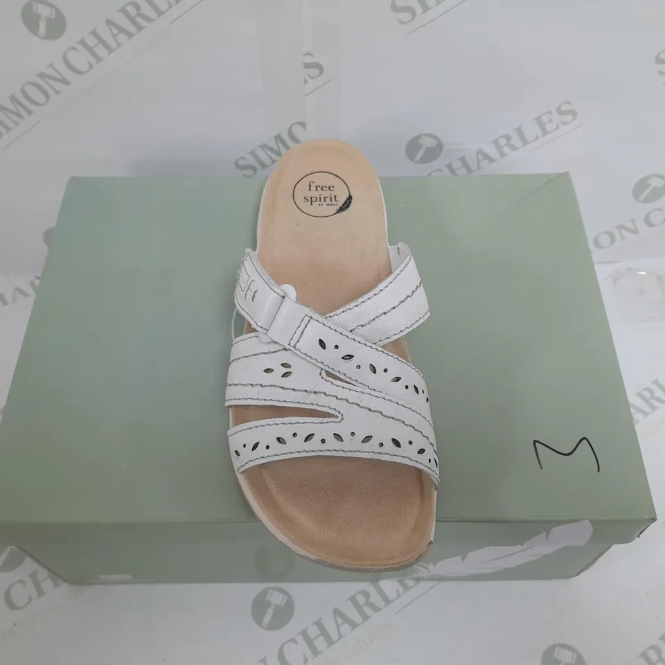 BOXED PAIR OF FREE SPIRIT ALBANY SLIDER SANDALS IN WHITE SIZE 4 