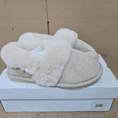 BOXED PAIR OF JO & JOE FLUFFY SLIPPER IN BEIGE - SIZE 6