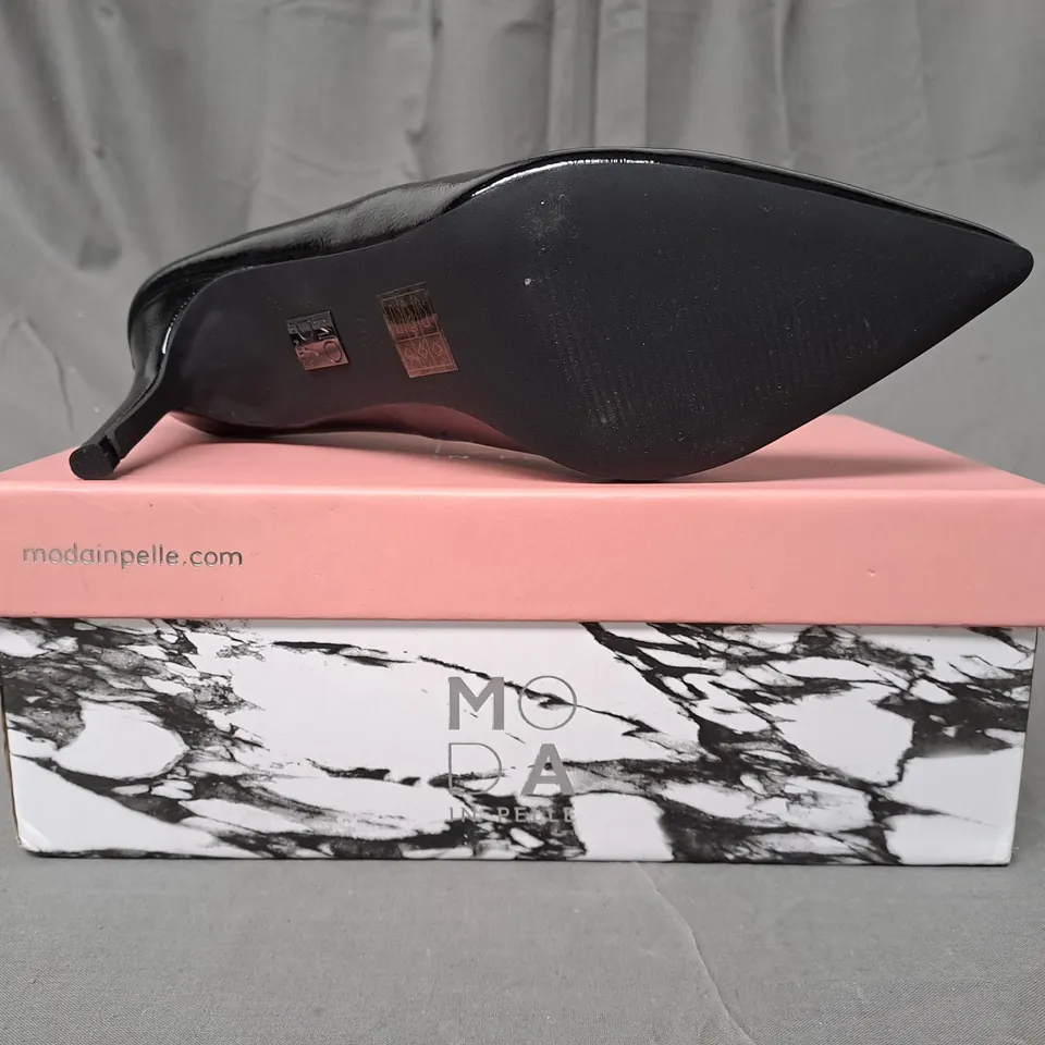 BOXED PAIR OF MODA IN PELLE CASSADEE POINTED TOE HEELS IN BLACK EU SIZE 40