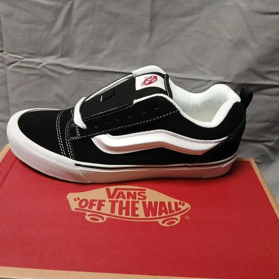 VANS KNU SKOOL BLACK/TRUE WHITE SNEAKERS – MEN’S US 9.5 (EU 42.5)
