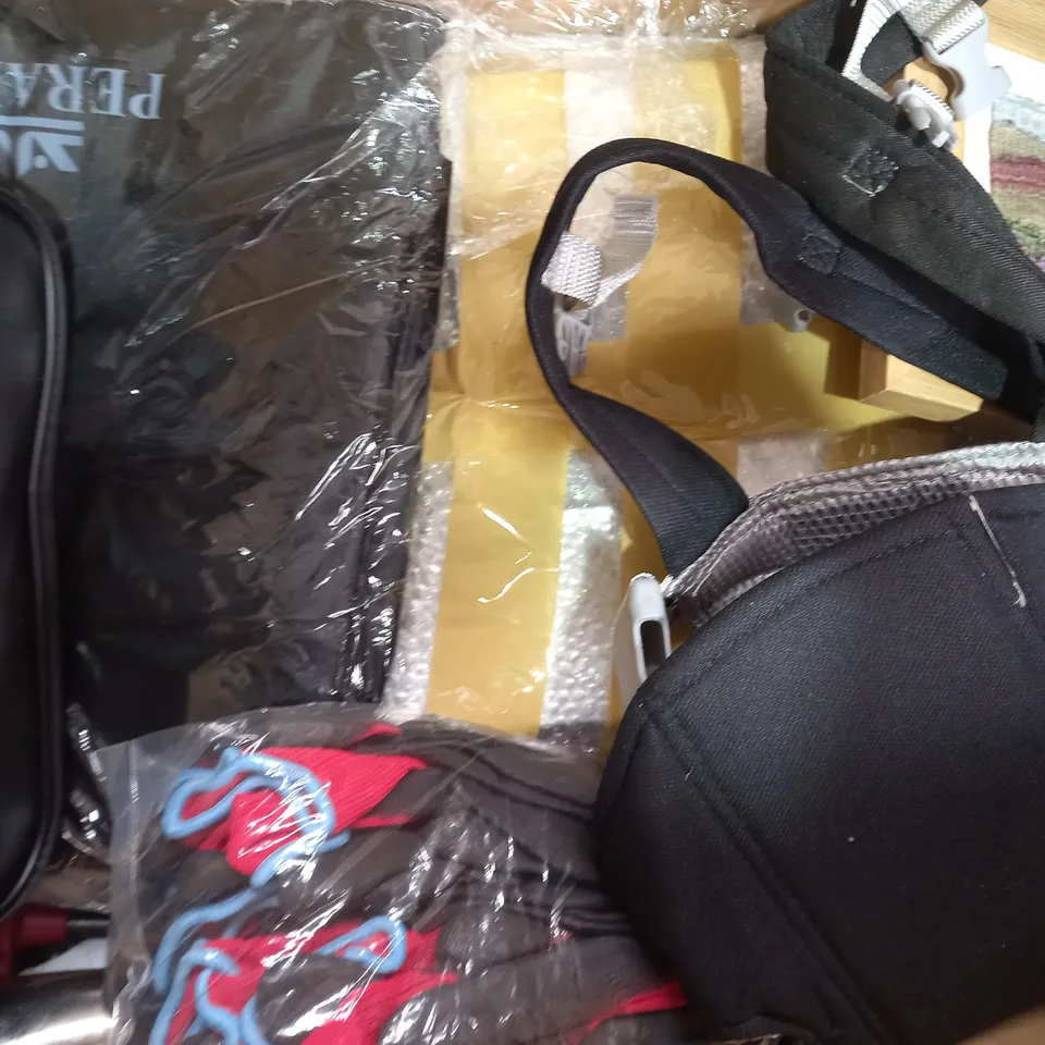 BOX OF APPROXIMATELY 20 ASSORTED HOUSEHOLD ITEMS TO INCLUDE SHOWER CURTAIN, SPORTS BOTTLES, SMALL PHOTO FRAME, ETC