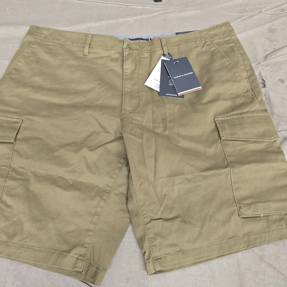 TOMMY HILFIGER HARLEM RELAXED TAPERED FIT SHORTS IN GREEN - W38