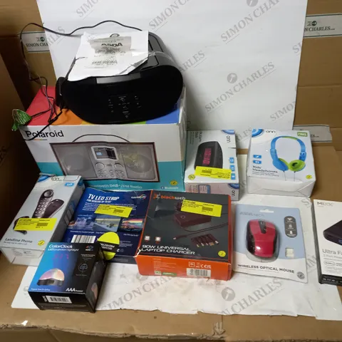 LOT OF APPROX. 10 ASSORTED TECH ITEMS TO INCLUDE RADIOS, LAPTOP CHARGERS, LED LIGHTS ETC