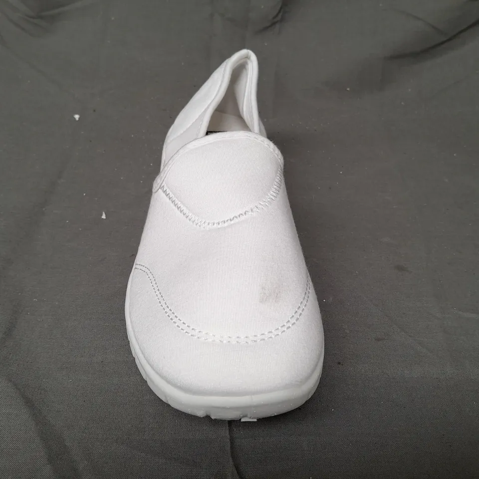 BOX OF APPROXIMATELY 10 PAIRS OF BE YOU SLIP-ON SHOES IN WHITE - SIZE 7