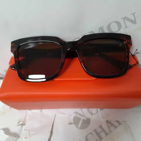 RWL SUNGLASSES WITH ORANGE CASE