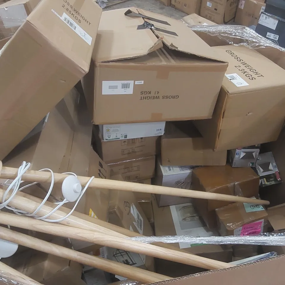 PALLET CONTAINING A VERY LARGE QUANTITY OF ASSORTED DESIGNER LIGHTING PRODUCTS TO INCLUDE: ALEXIS CLUSTER LIGHT, RHETT FLOOR LAMP BASE, ELIZA CEILING LIGHT, BOBBY FLOOR LAMP ECT
