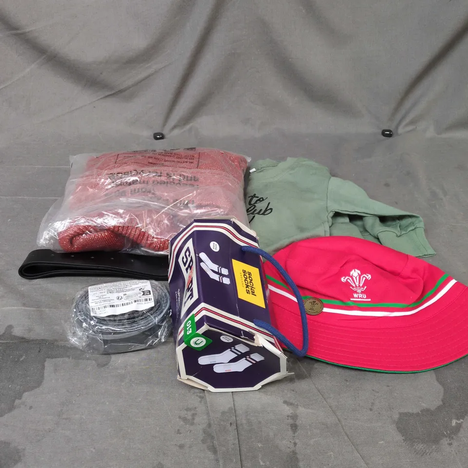 BOX OF APPROXIMATELY 15 ASSORTED CLOTHING ITEMS TO INCLUDE SPORTS SOCKS, BELTS, BABY GROW WITH GOLF THEME, ORANGE KNITTE DRESS ETC