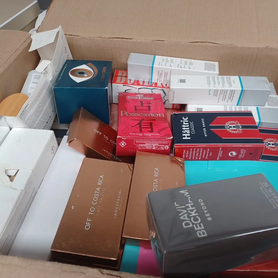 BOX OF APPROXIMATELY 20 ASSORTED HEALTH & BEAUTY ITEMS TO INCLUDE - ULRIC DE VARENS , AZZARO CHROME , HATTRICK CLASSIC AFTER SHAVE ETC