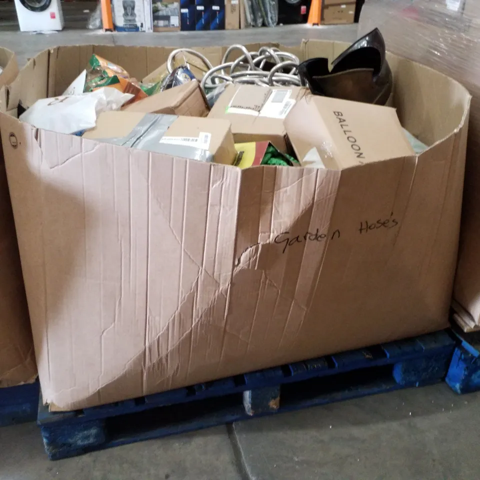 PALLET CONTAINING ASSORTED GARDEN HOSES