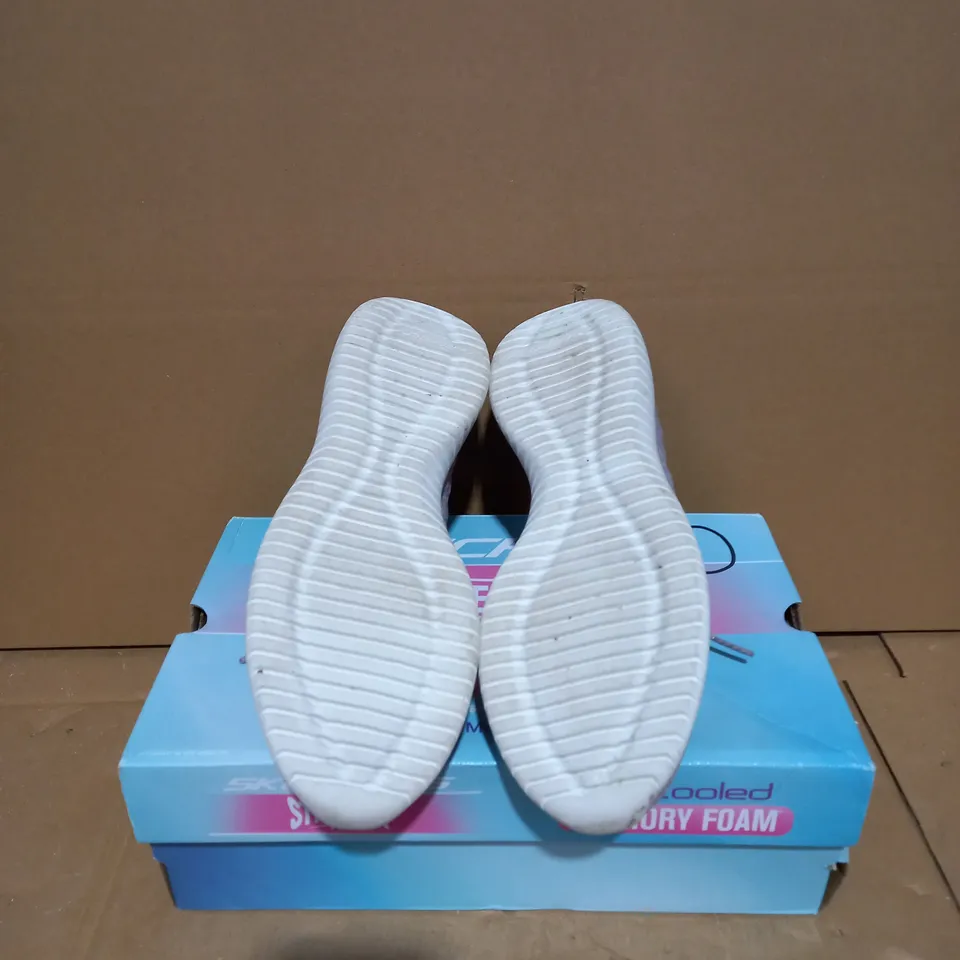 SKECHERS STRETCH FIT MEMORY FOAM LAVENDER TRAINERS - SIZE 5.5