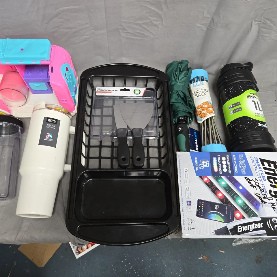 LOT OF APPROXIMATELY 20 ASSORTED HOUSEHOLD ITEMS TO INCLUDE SCOVILLE FLASK, FLEXI STRIP AND UMBRELLA