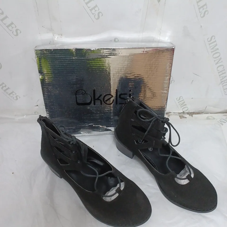 APPROXIMATELY 10 PAIRS OF BOXED KELSI BLACK BLOCK HEEL BOOT IN VARIOUS SIZES 