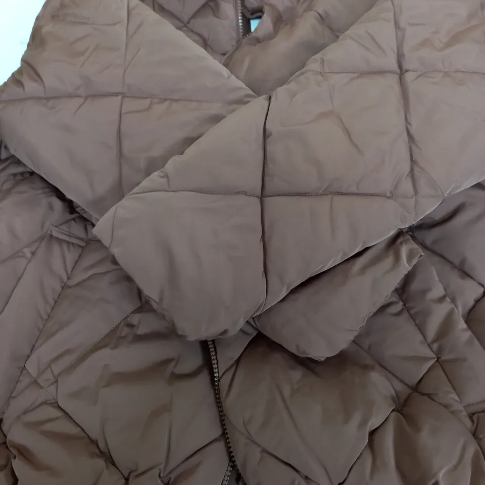 LARGE QUANTITY OF CLOTHING ITEMS TO INCLUDE , SWEATERS, JEANS, T-SHIRTS, ETC