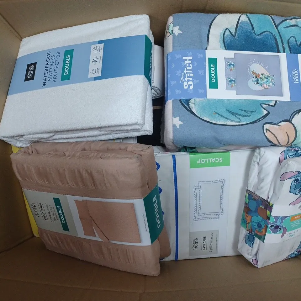 APPROXIMATELY 20 ASSORTED BEDDING ITEMS TO INCLUDE EASY CARE PILLOWCASES, STITCH SINGLE FITTED SHEET, SEERSUCKER DUVET SET DOUBLE, ETC - COLLECTION ONLY