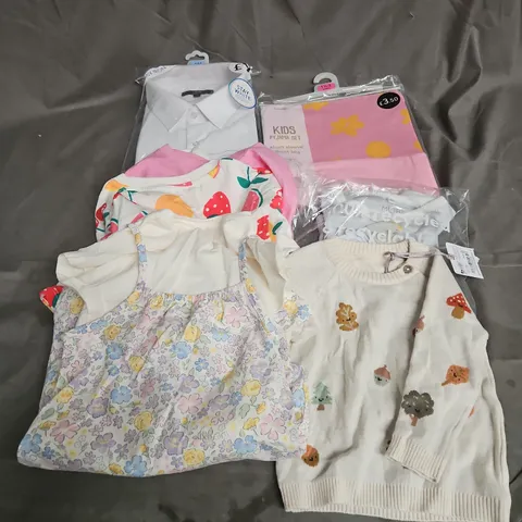 BOX OF APPROXIMATELY 30 ASSORTED KIDS CLOTHING ITEMS TO INCUDE - DRESS, SHIRT- TSHIRTS, ETC