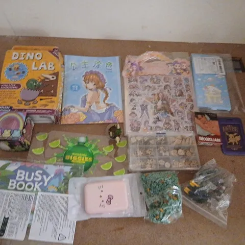 LARGE QUANTITY OF ASSORTED TOYS AND ACCESSORIES TO INCLUDE; MODIGLIANI PLAYING CARDS, DINO LAB, NEE DOH JELLY HOPS AND MINI STAR WARS FIGURES