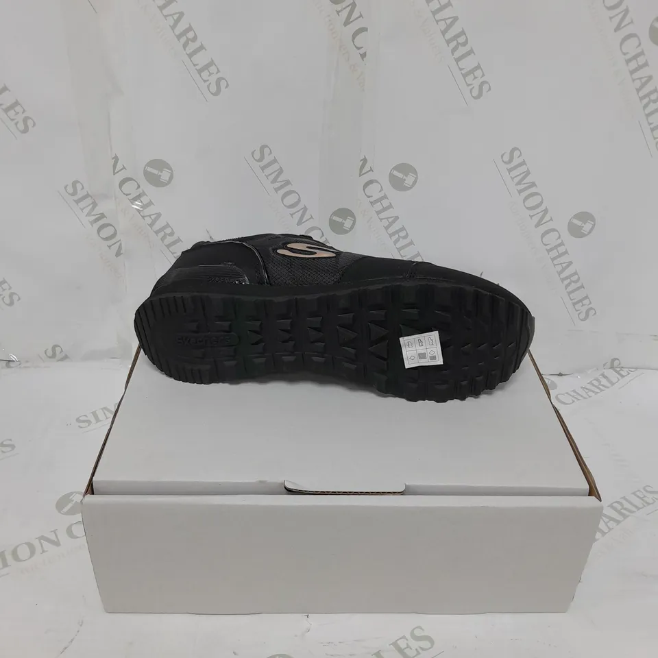 BOXED PAIR OF SKECHERS TRAINERS BLACK SIZE 6