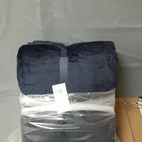 LOT OF 2 SOFT TOUCH BLANKETS  - NAVY - KING SIZE