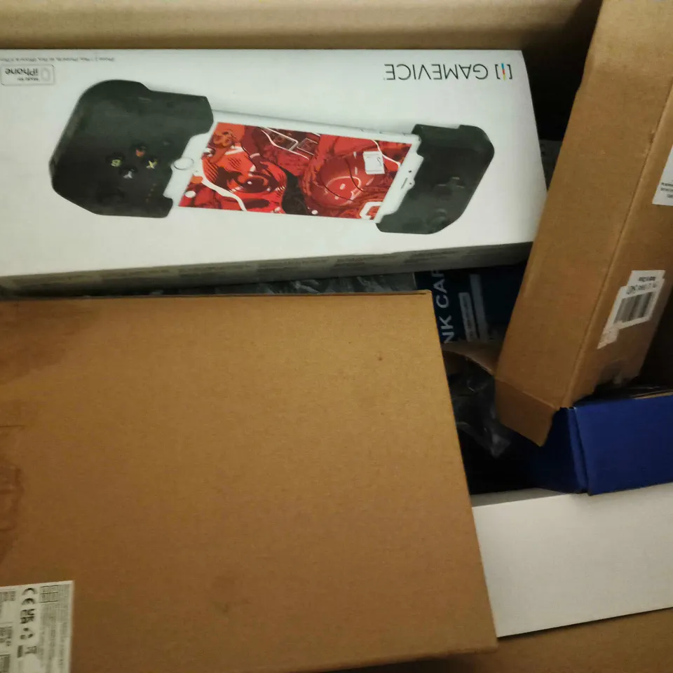BOX OF APPROXIMATELY 10 ASSORTED ITEMS TO INCLUDE PROTECTIVE TABLET COVERS, PRINTER INK CARTRIDGE, ETC