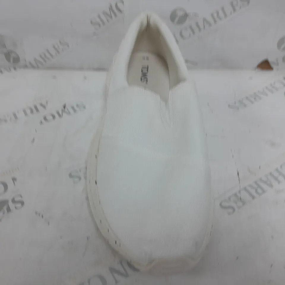 PAIR OF TOMS RAISED SLIP ON SHOES IN WHITE - M11