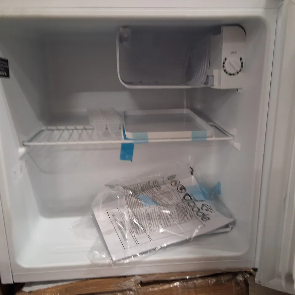 ABODE TABLE TOP MINI FRIDGE WHITE FREESTANDING 43 LITRE CAPACITY WITH REVERSIBLE DOOR & ICE BOX, ADJUSTABLE FEET & 1 WIRE SHELF ATTF0E1W (WHITE)