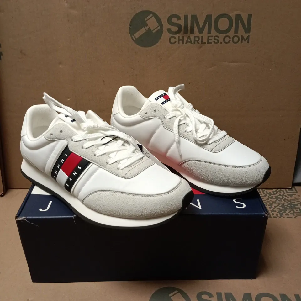 TOMMY JEANS WHITE TRAINERS SIZE EU 44