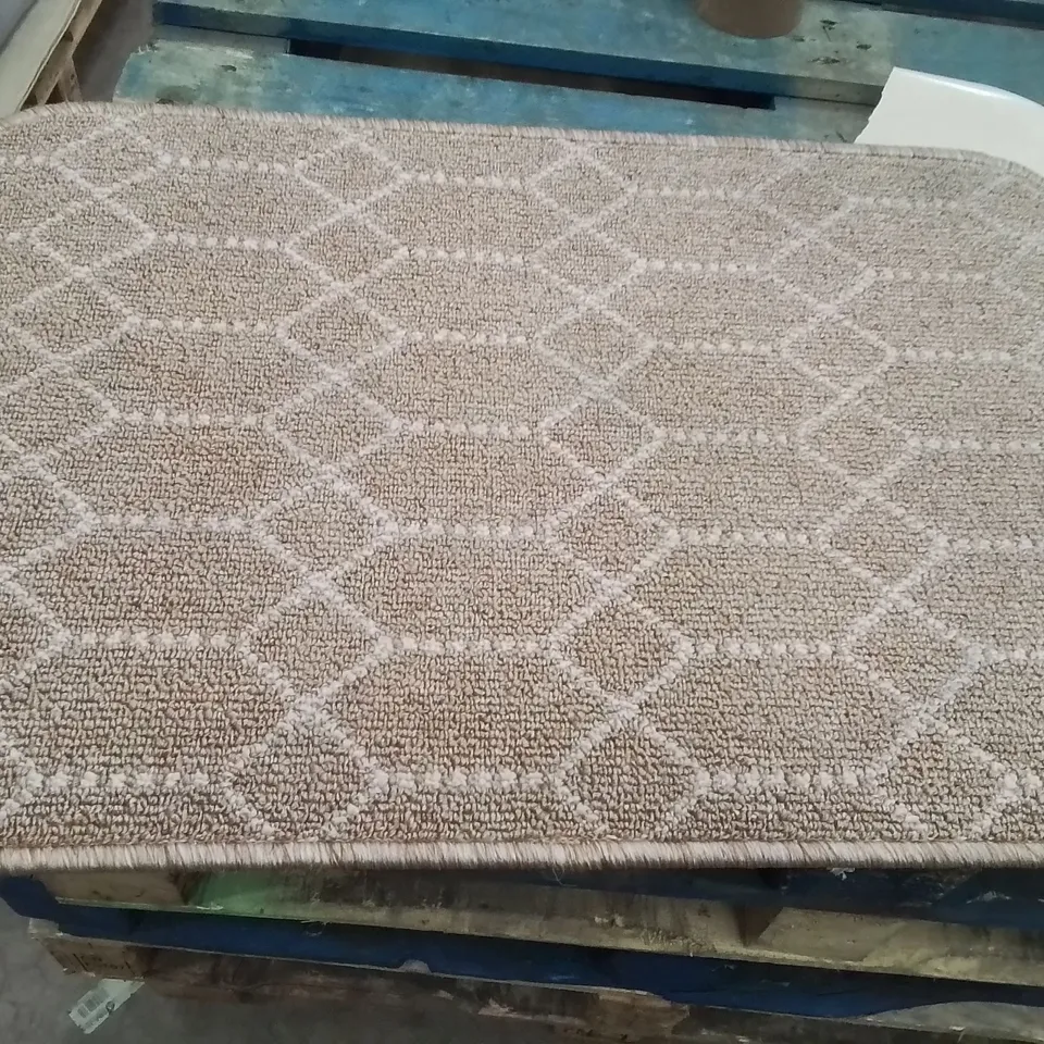 QUALITY DESIGNER AREA RUG - APPROXIMATELY 75X50CM