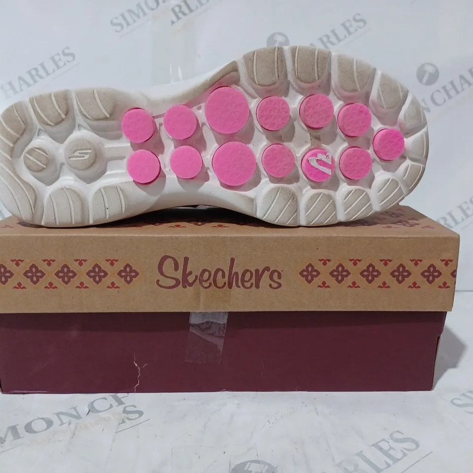 BOXED PAIR OF SKECHERS GO WALK SHOES IN BLACK/PINK SIZE 7