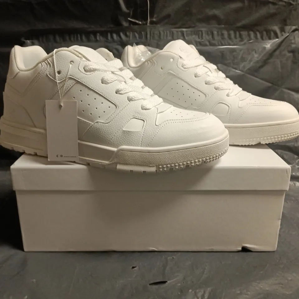 BOXED PAIR OF CONZURI SHOES IN WHITE SIZE UK 9