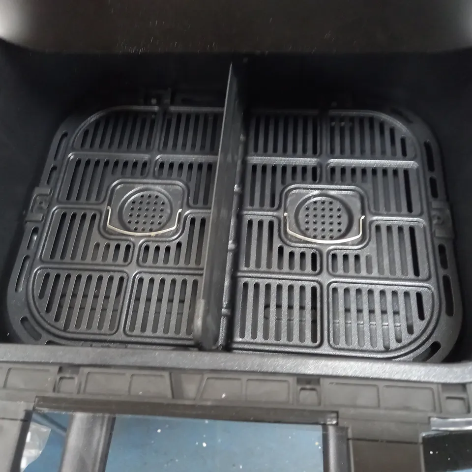 BOXED INSTANT VORTEX PLUS VERSAZONE AIR FRYER 