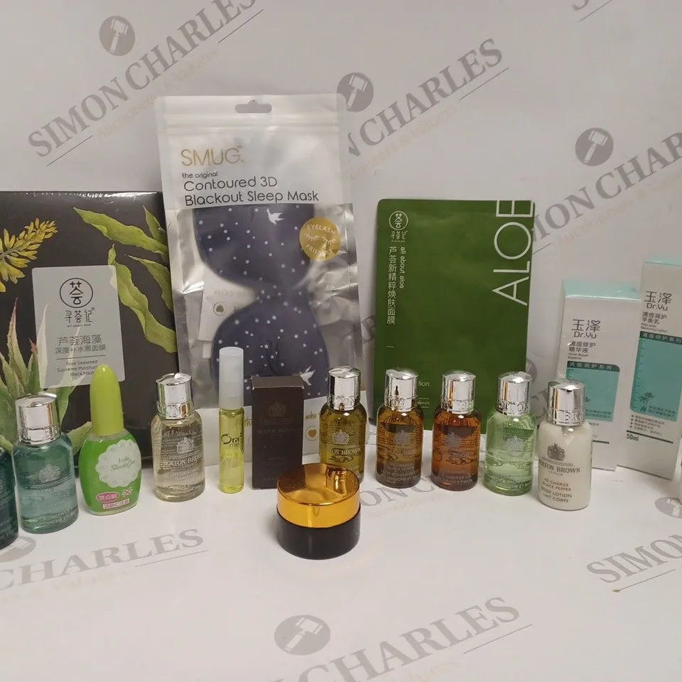 APPROXIMATELY 12 ASSORTED HEALTH AND BEAUTY ITEMS INCLUDING FASCE MASKS, MOLTON BROWN BATH & SHOWER GEL SET