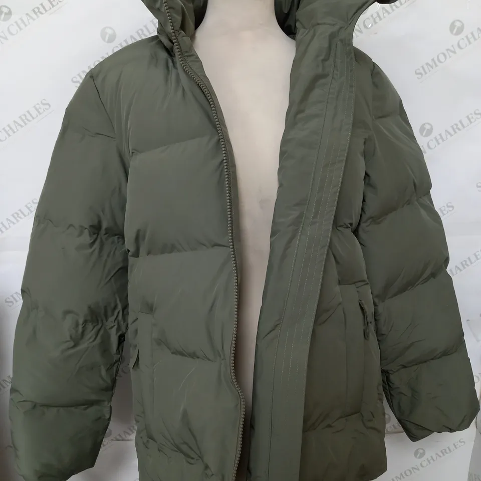 BOX OF APPROXIMATELY 10 ASSORTED CLOTHING ITEMS TO INCLUDE COAT, HANDBAG, TOPS ETC