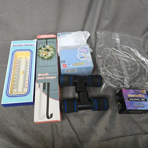 APPROXIMATELY 12 ASSORTED HOUSEHOLD ITEMS TO INCLUDE WREATH DOOR HANGER, MAXIMA-MINIMA THERMOMETER, BRITA MAXTRA PRO, ETC