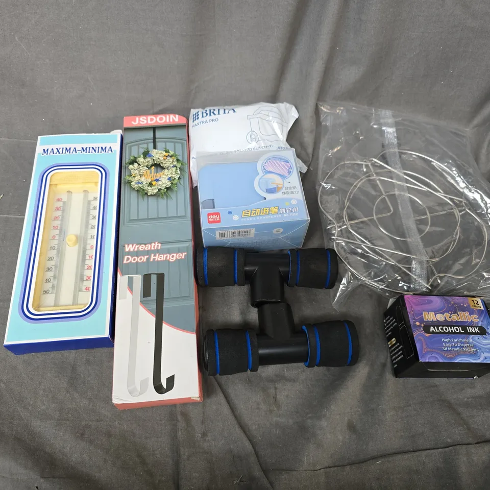 APPROXIMATELY 12 ASSORTED HOUSEHOLD ITEMS TO INCLUDE WREATH DOOR HANGER, MAXIMA-MINIMA THERMOMETER, BRITA MAXTRA PRO, ETC