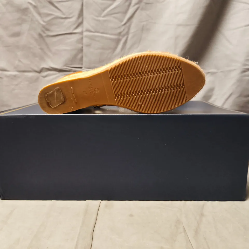 BOXED PAIR OF FAIRFAX & FAVOR OPEN TOE WEDGE SANDALS IN TAN SIZE UK 4