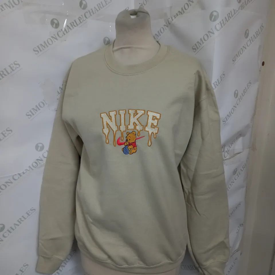 NIKE EMBROIDERED WINNIE THE POOH CREW NECK SWEATSHIRT IN STONE SIZE S