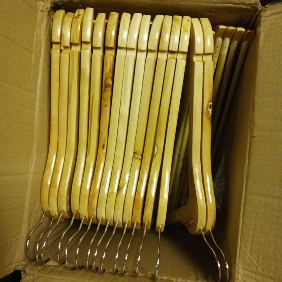 LOT OF 2 ASSORTED HOUSEHOLD ITEMS TO INCLUDE 40 WOODEN COAT HANGERS AND ABOUT HOME MINK BLANKET IN GREY (200 X 240CM). 