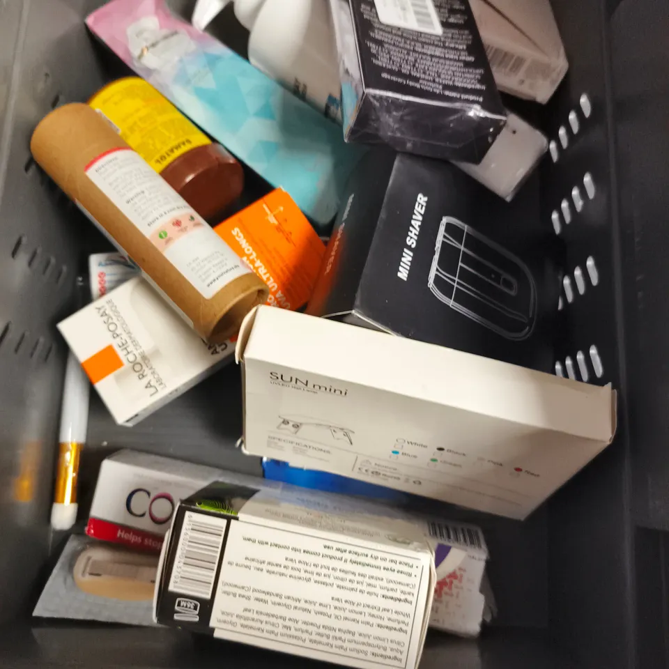 APPROXIMATEY 20 ASSORTED HEALTH AND BEAUTY PRODUCTS TO INCLUDE - E45 MOISTURISING LOTION - CORSODYL MOUTHWASH - DEWY DUO SETTING MIST - ETC