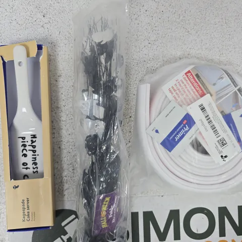 APPROXIMATELY 10 ASSORTED HOUSEHOLD ITEMS TO INCLUDE KAGESPADE CAKE SERVER, ETC