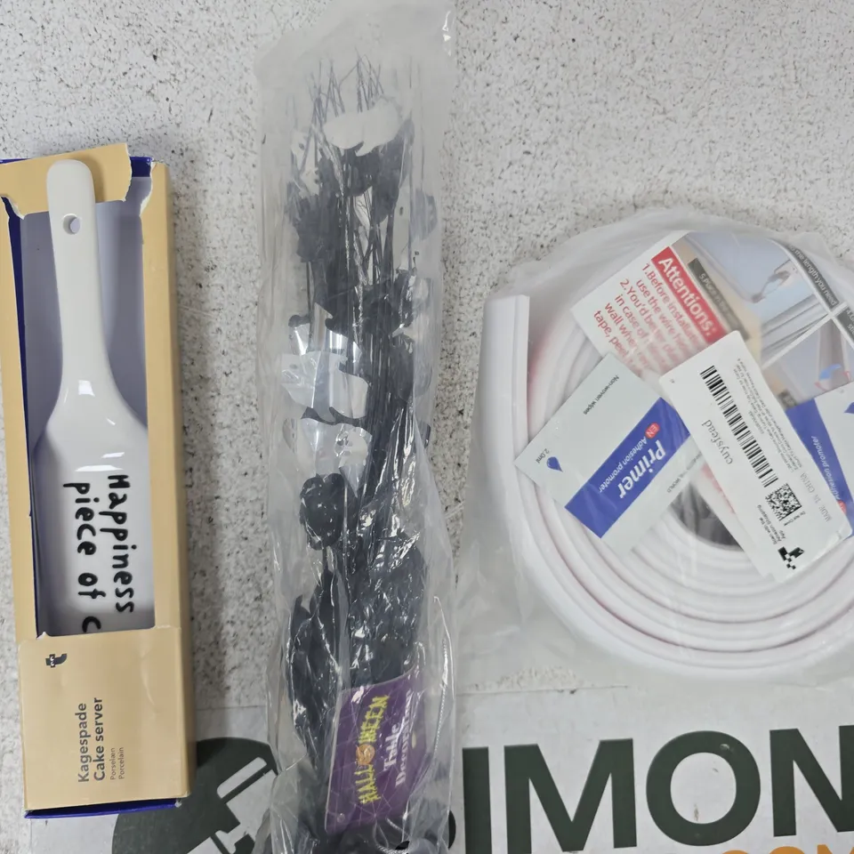 APPROXIMATELY 10 ASSORTED HOUSEHOLD ITEMS TO INCLUDE KAGESPADE CAKE SERVER, ETC